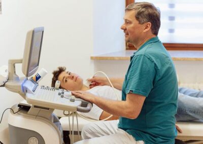 Ultraschalluntersuchung bei einem jungen Patienten