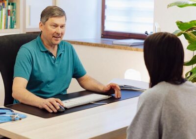 Dr. Dachauer im Gespräch mit einer Patientin